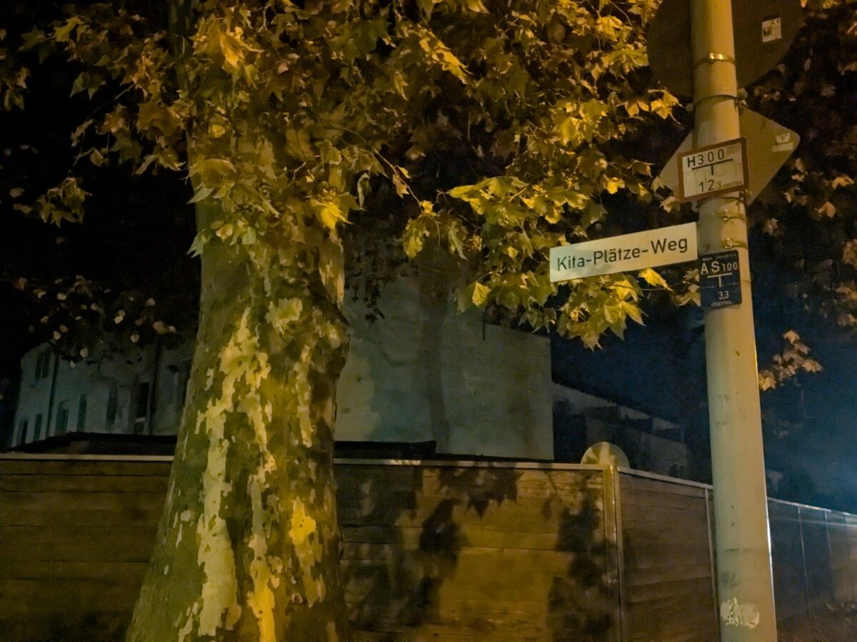 Straßen in Osnabrück umbenannt: Friedensaktivisten setzen antimilitaristisches Zeichen Vom Kanonenweg zum Kita-Plätze-Weg. / Foto: Zukunftswerk Osnabrück