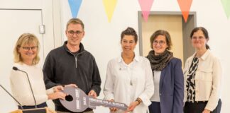 Silke Hackmann und Christian Methner (von links) überreichen den Schlüssel an Tanja Trennhaus sowie Yvonne Stuckenberg und Esther Richter (Geschäftsführerinnen Katholischer Kirchengemeindeverband Kindertagesstätten Wallenhorst). / Foto: Kita St. Hildegard
