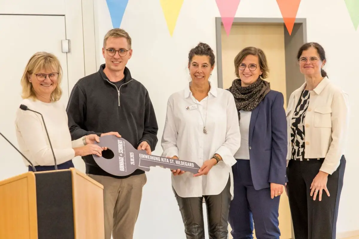 Silke Hackmann und Christian Methner (von links) überreichen den Schlüssel an Tanja Trennhaus sowie Yvonne Stuckenberg und Esther Richter (Geschäftsführerinnen Katholischer Kirchengemeindeverband Kindertagesstätten Wallenhorst). / Foto: Kita St. Hildegard