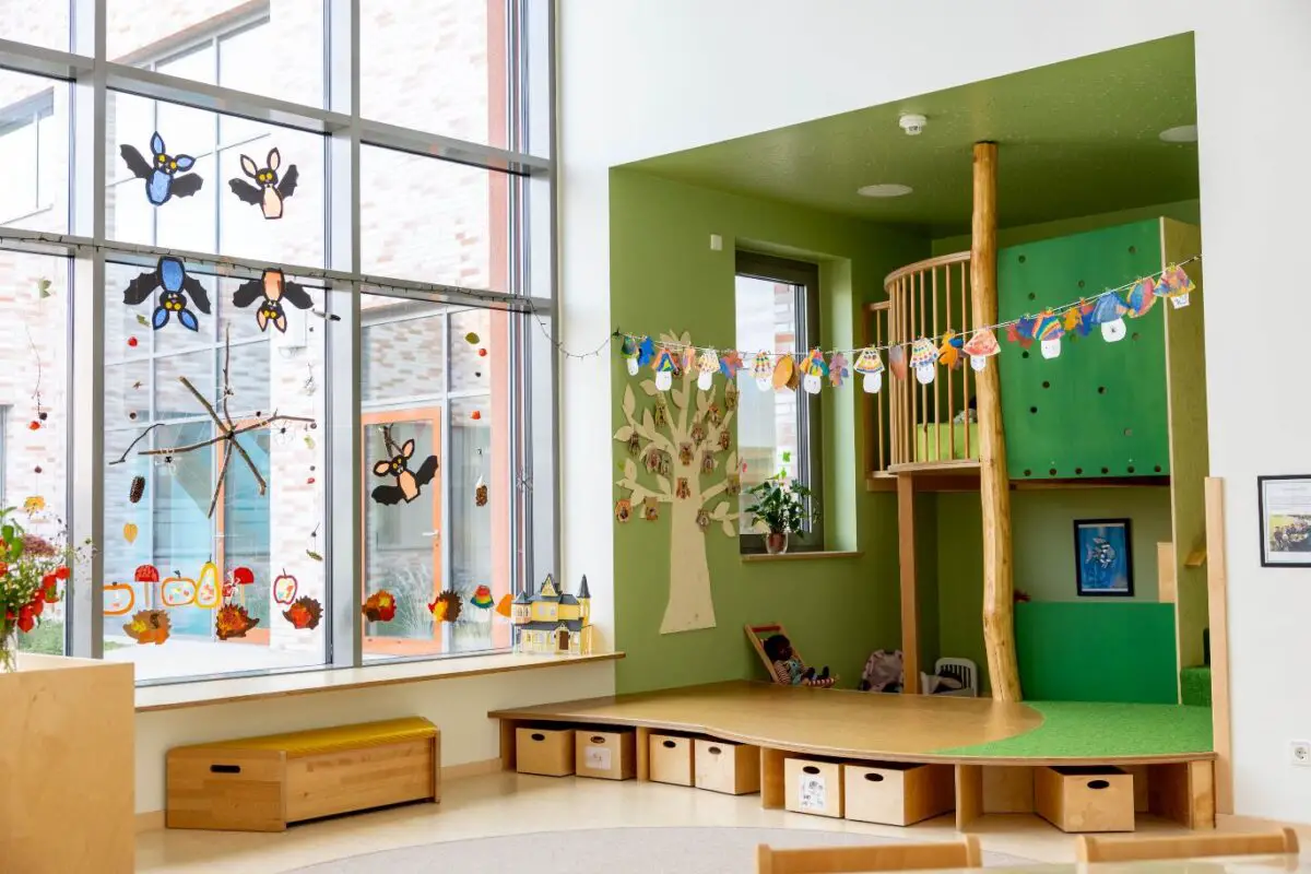 Hell, großzügig und mit Rückzugsmöglichkeit: Gruppenraum in der Kita St. Hildegard. / Foto: Kita St. Hildegard