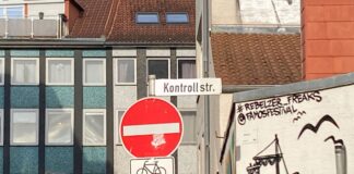 Aktivisten machen aus der Johannisstraße die Kontrollstraße. / Foto: Dominik Lapp