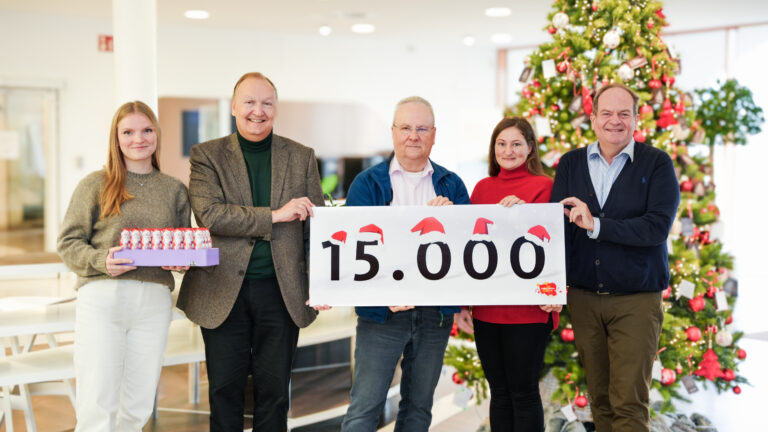 Kaffee Partner spendet insgesamt 15.000 Euro an Osnabrücker Kinderhilfsprojekte: (v.l.n.r.) Jule Walz (Auszubildende Projektgruppe Spenden), Roger Lang (CFO Kaffee Partner Gruppe), Hermann Große-Marke (Kindertafel), Bianca Zimmermann (Kindermahlzeit), Jörg Baumgart (CEO Kaffee Partner Gruppe) bei der Übergabe in der Osnabrücker Unternehmenszentrale. / Foto: Kaffee Partner