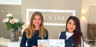 Sabrina Eggemann nimmt ihren Gewinn bei La Beautique entgegen