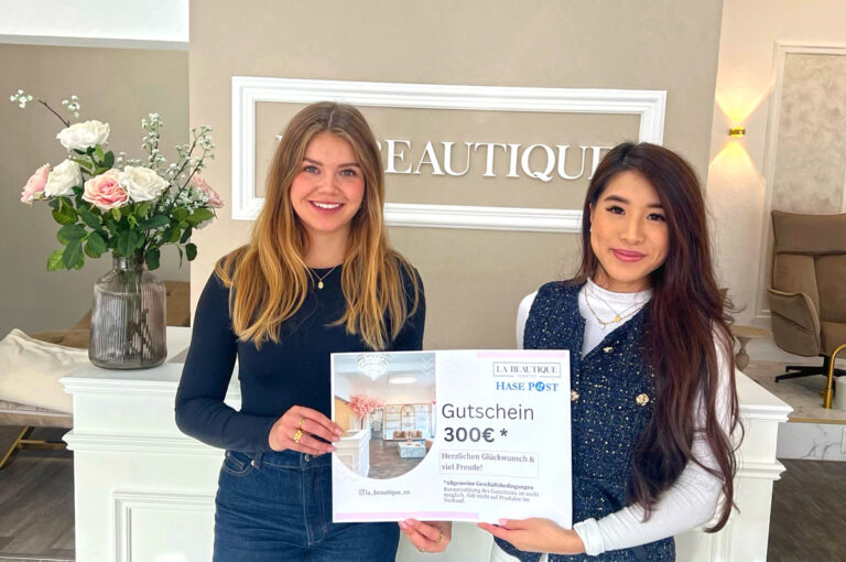 Sabrina Eggemann nimmt ihren Gewinn bei La Beautique entgegen