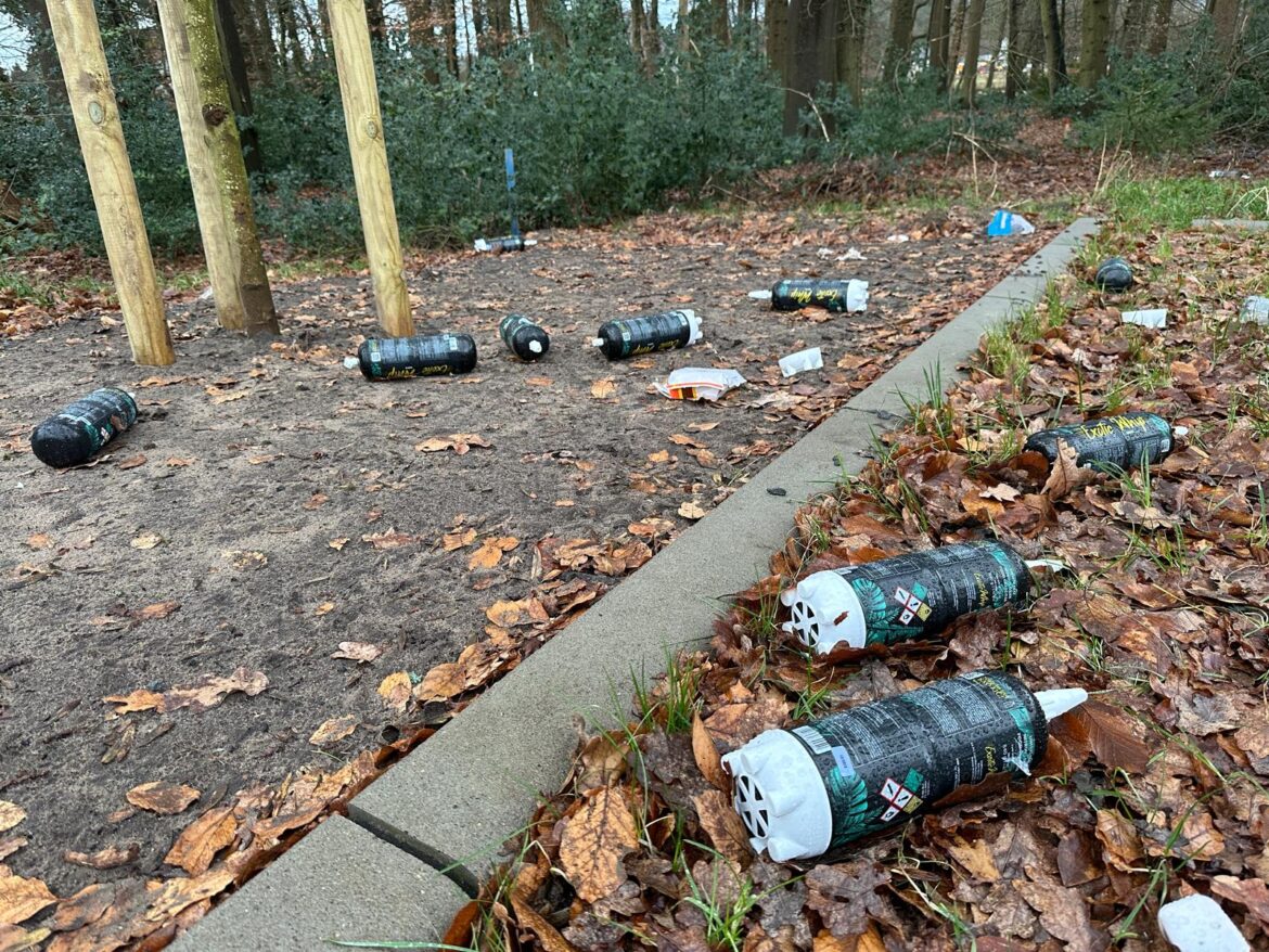 Leere Lachgasflaschen am P+R-Parkplatz Rubbenbruchsee in Osnabrück. / Foto: Pohlmann