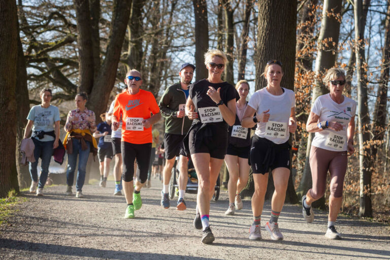Gemeinsam ein Zeichen setzen – Läufer beim „Lauf gegen Rassismus“ in Osnabrück.