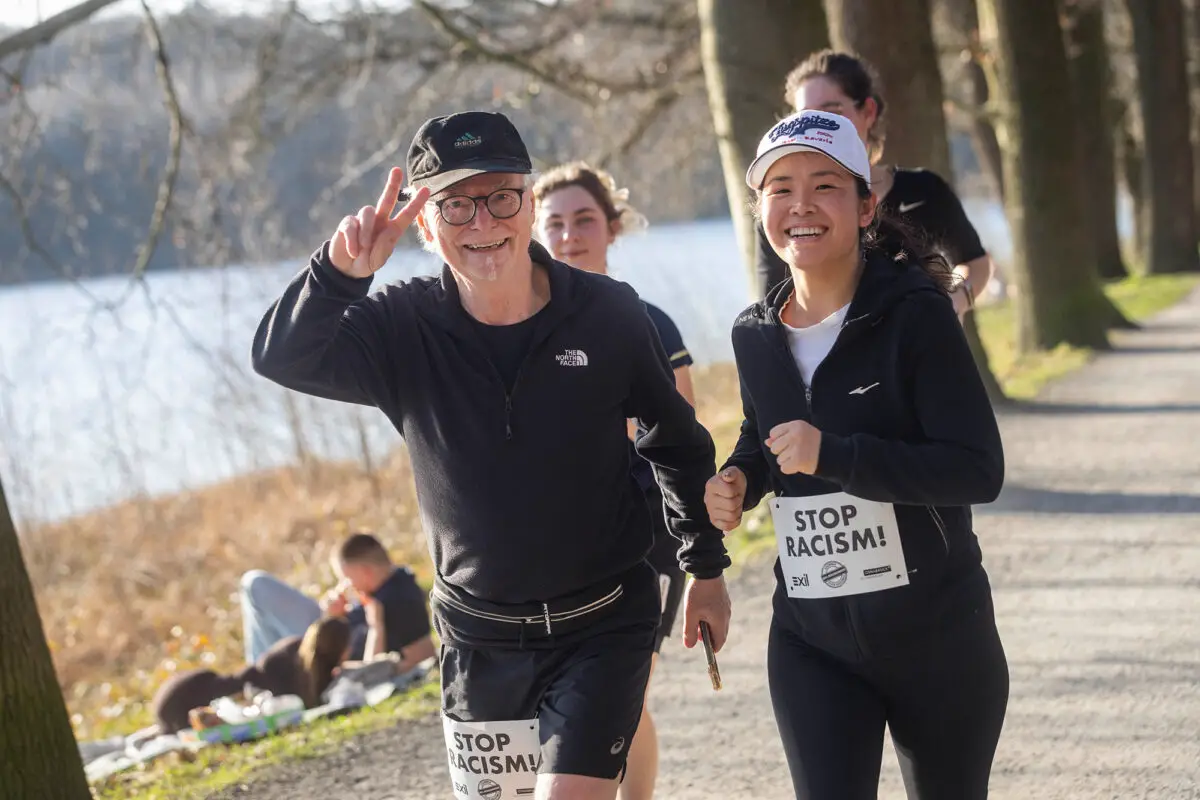 Lauf gegen Rassismus in Osnabrück: Ein starkes Zeichen für Vielfalt und Solidarität Lachend und mit Haltung: Teilnehmende des „Laufs gegen Rassismus“ unterwegs am Rubbenbruchsee.