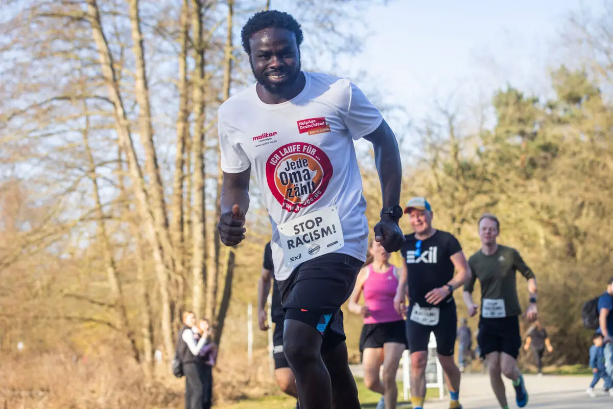 Lauf gegen Rassismus in Osnabrück: Ein starkes Zeichen für Vielfalt und Solidarität Abdeljmajeed Abdallah nahm als Botschafter selbst am Lauf teil und wäre normalerweise allen davon gelaufen. Aber heute ging es nicht um Bestzeiten.