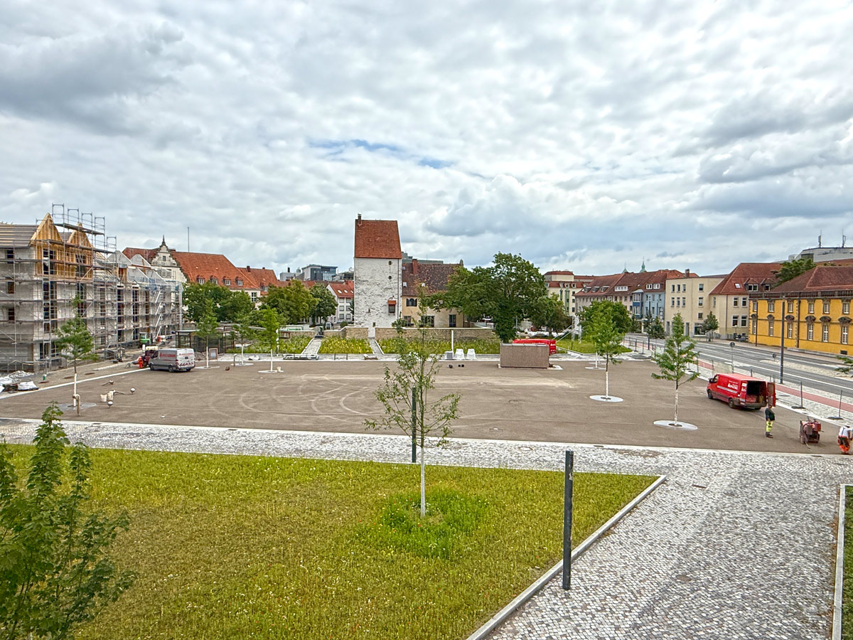 Der neue Ledenhof kurz nach der Asphaltierung