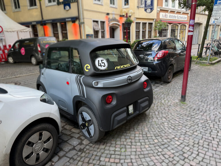 Leichtkraftfahrzeug parkt quer