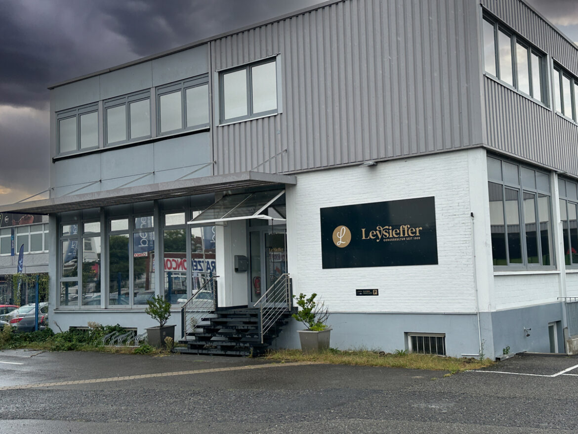 dunkle Wolken über der Leysieffer-Zentrale in Osnabrück