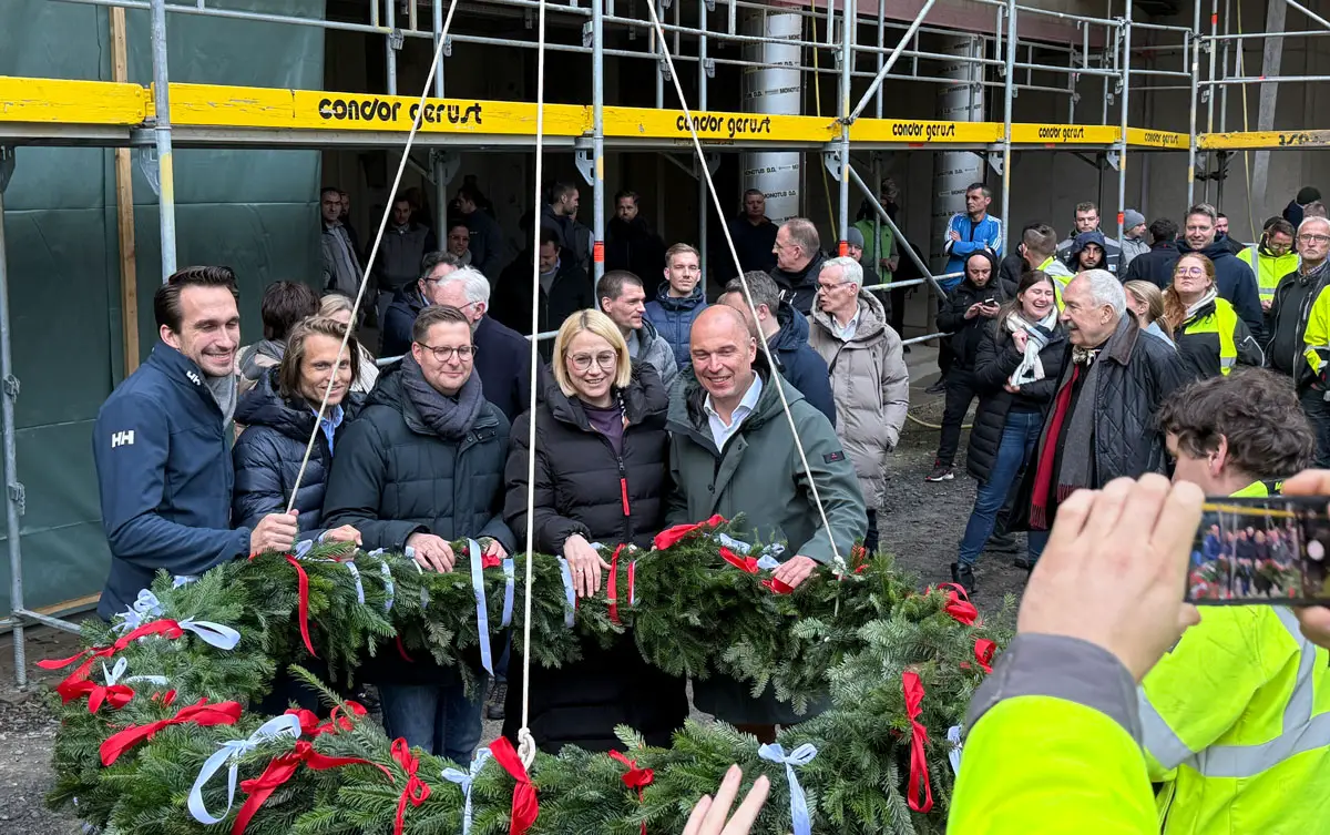 Gruppenbild mit Oberbürgermeisterin beim Neubau an der Johannisstraße