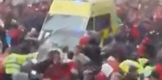 Auto in Menschenmenge bei Meisterfeier in Liverpool