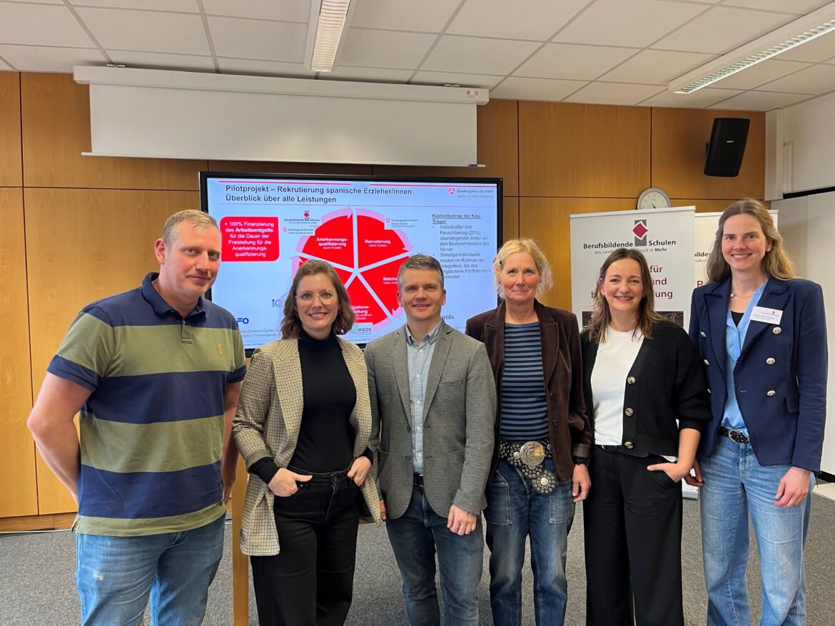 Erzieherinnen und Erzieher aus Spanien anwerben wollen (v.l.):, Guido Klemm (ZAV), Katja Kißler (WIGOS-Fachkräftebüro), Lars Hirseland (Agentur für Arbeit), Elke Trendelkamp (BBS Melle), Sandra Schürmann (Leiterin WIGOS-Fachkräftebüro) und Nicole Wischmeyer (BBS Melle). / Foto: ZAV