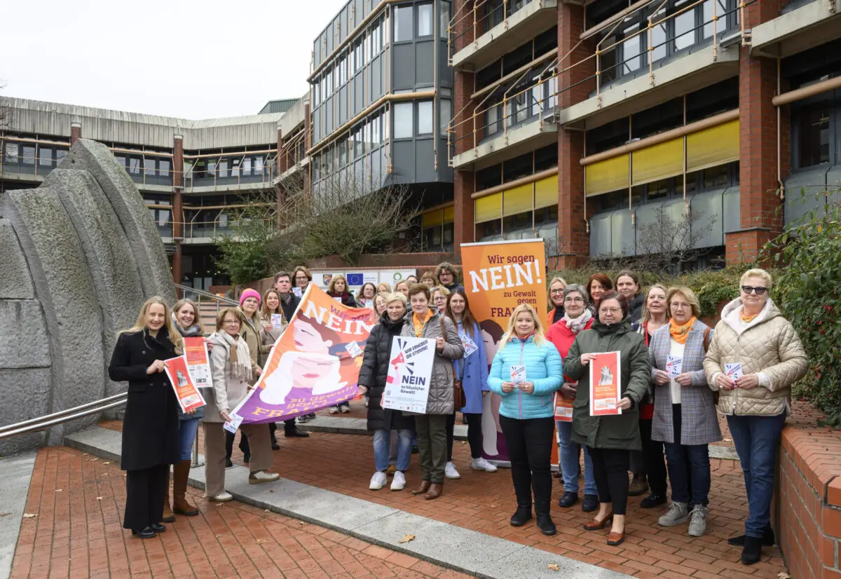 Zeichen gegen Gewalt im Landkreis Osnabrück. / Foto: Hermann Pentermann