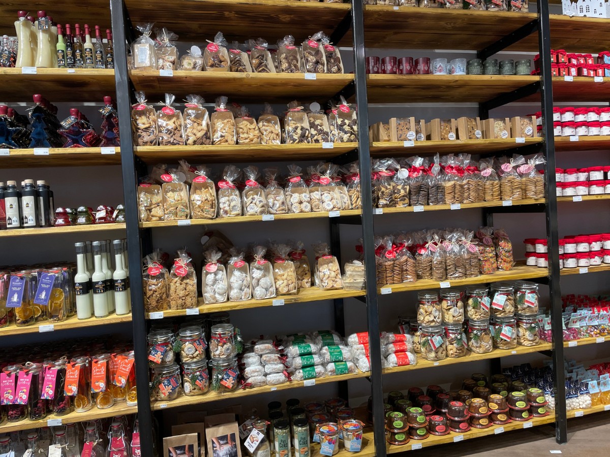 Zurück in der City: Hof Löbke eröffnet neuen Pop-up-Store in Osnabrück Plätzchen, Aufstriche und viel mehr gehören zum Sortiment von Löbke. / Foto: Dominik Lapp