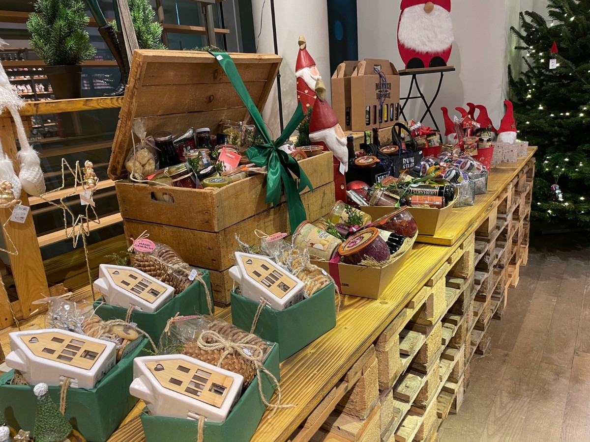 Zurück in der City: Hof Löbke eröffnet neuen Pop-up-Store in Osnabrück Auch Geschenksets mit regionalen Produkten sind bei Löbke zu haben. / Foto: Dominik Lapp