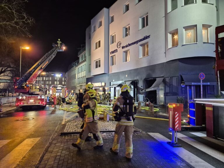 Löscharbeiten am Restaurant Olive (3. Jan. 2026) in Innenstadt