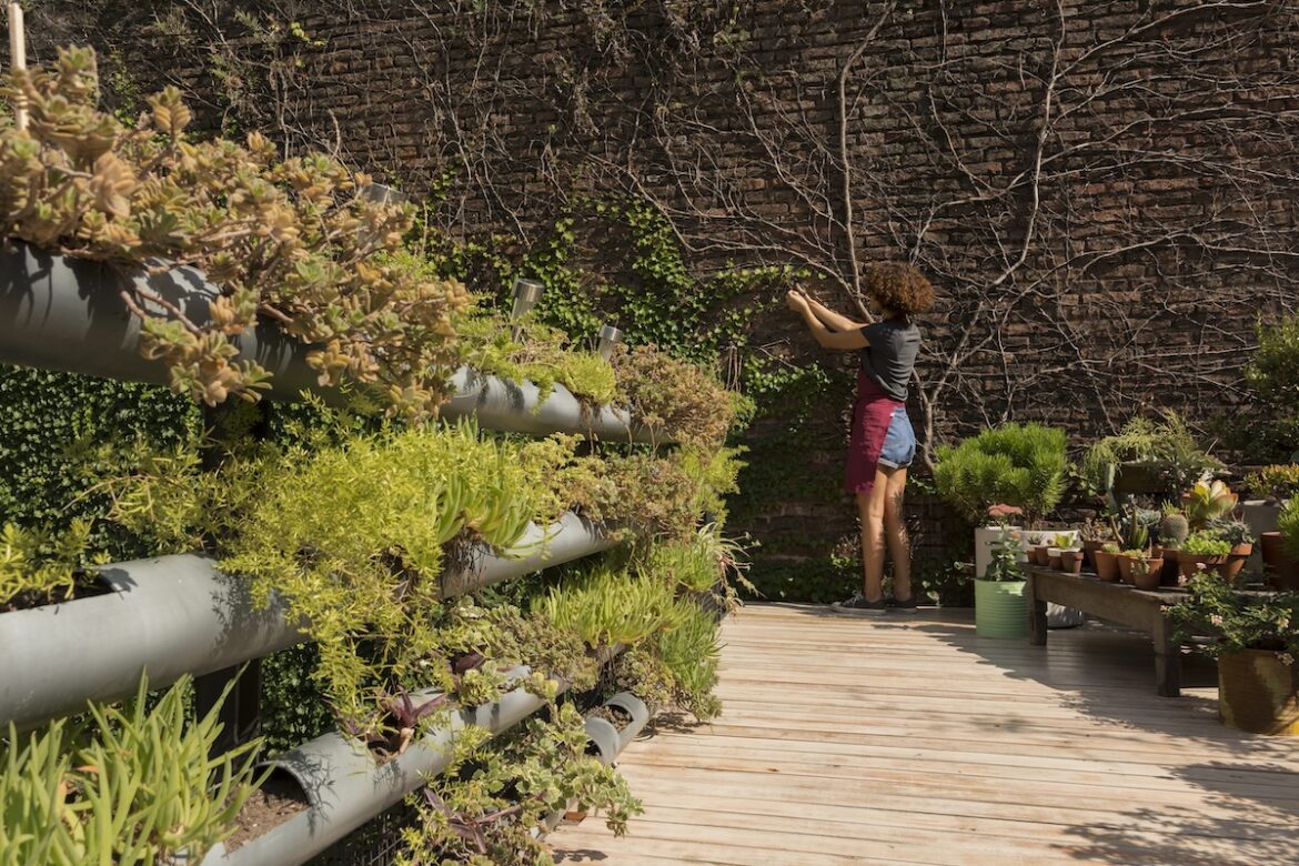 Frau bei der Gartenarbeit