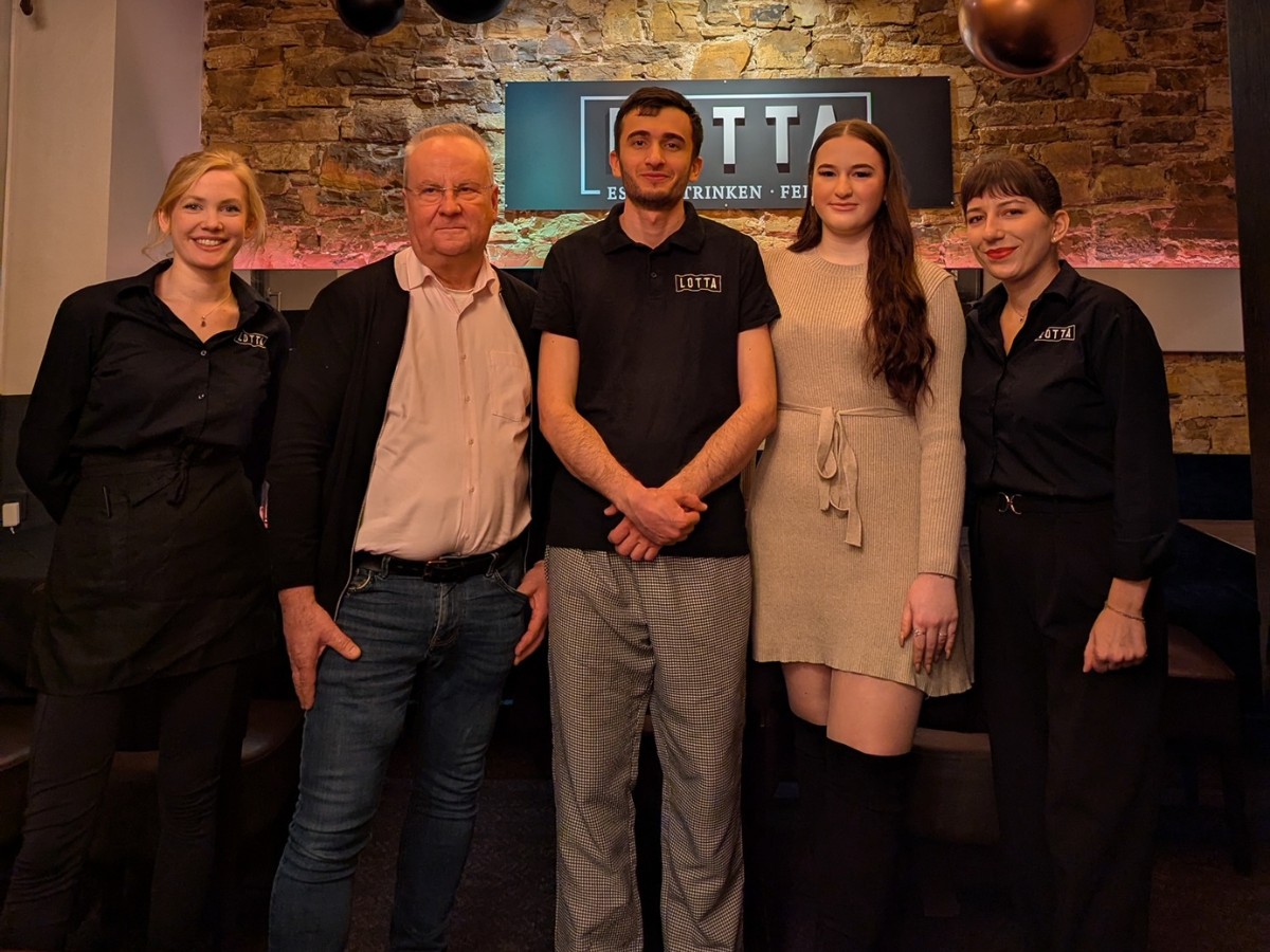 Eventmanagerin Annemarie Berndt, Hermann Große-Marke, Vorstandsvorsitzender der Tafel Osnabrück, Chefkoch Buzugmehr Abdulloev, Virginia Reschke, Verwaltung der Kindertafel und Betriebsleiterin Şirin Moustafa. / Foto: LOTTA