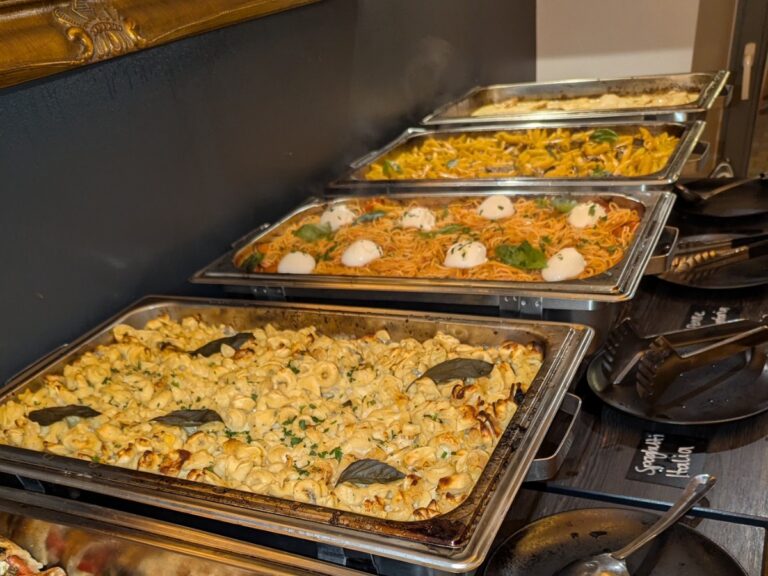 Leckeres Buffet für Bedürftige. / Foto: LOTTA