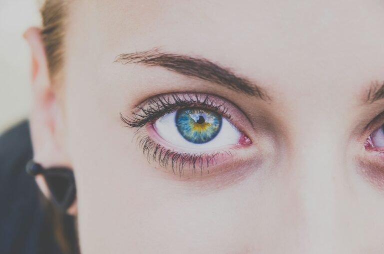 Auge und Augenlid einer Frau