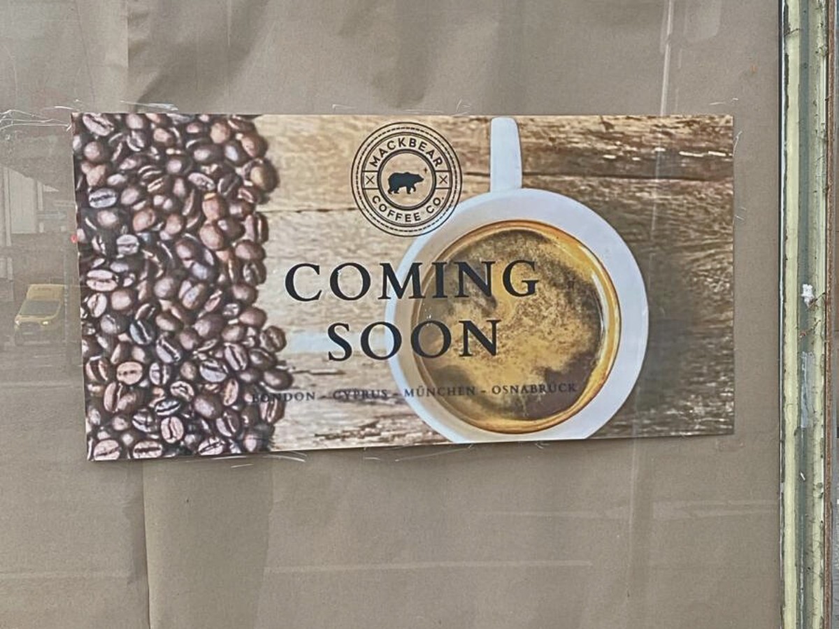 Werbung für Mackbear am Neumarkt. / Foto: Lapp