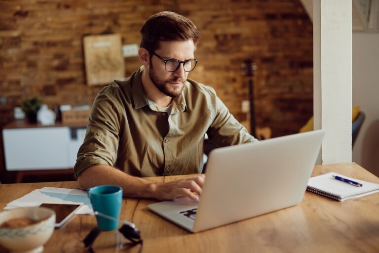 Man arbeitet am Computer