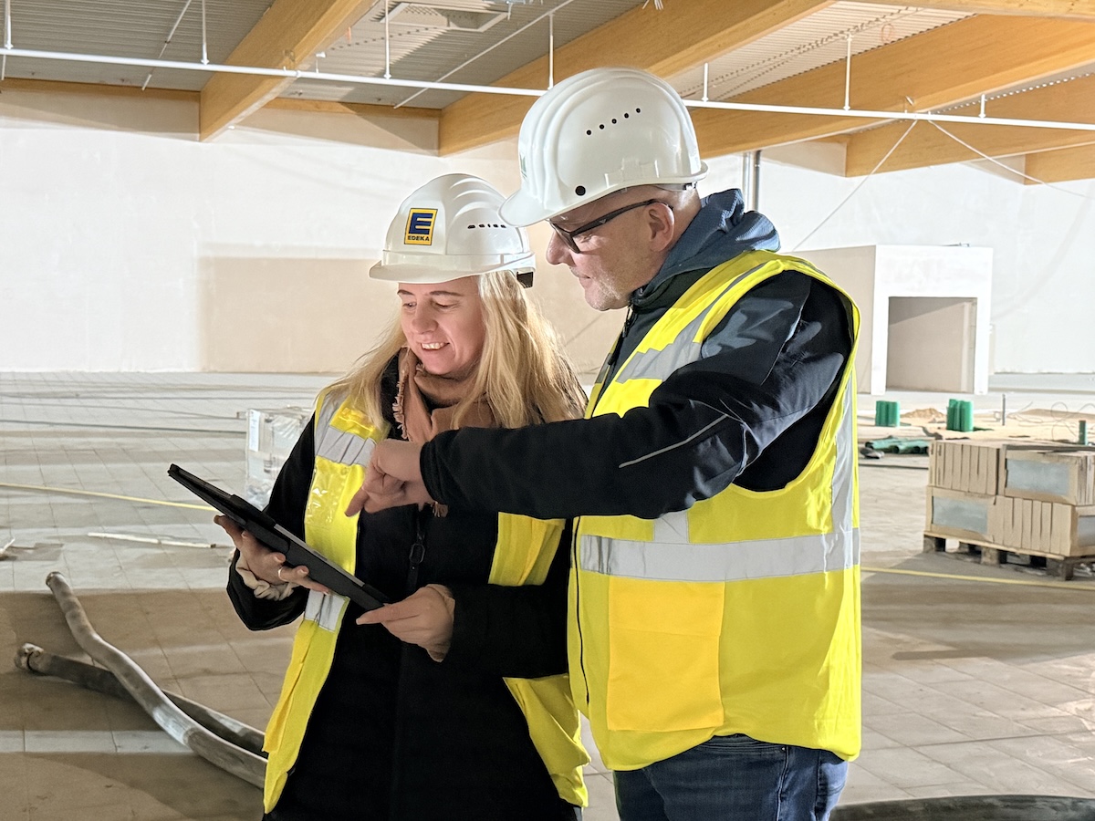Projektleiterin Vanessa Rodenbeck und Torsten Westebbe auf der Baustelle des neuen Marktkaufs in Belm