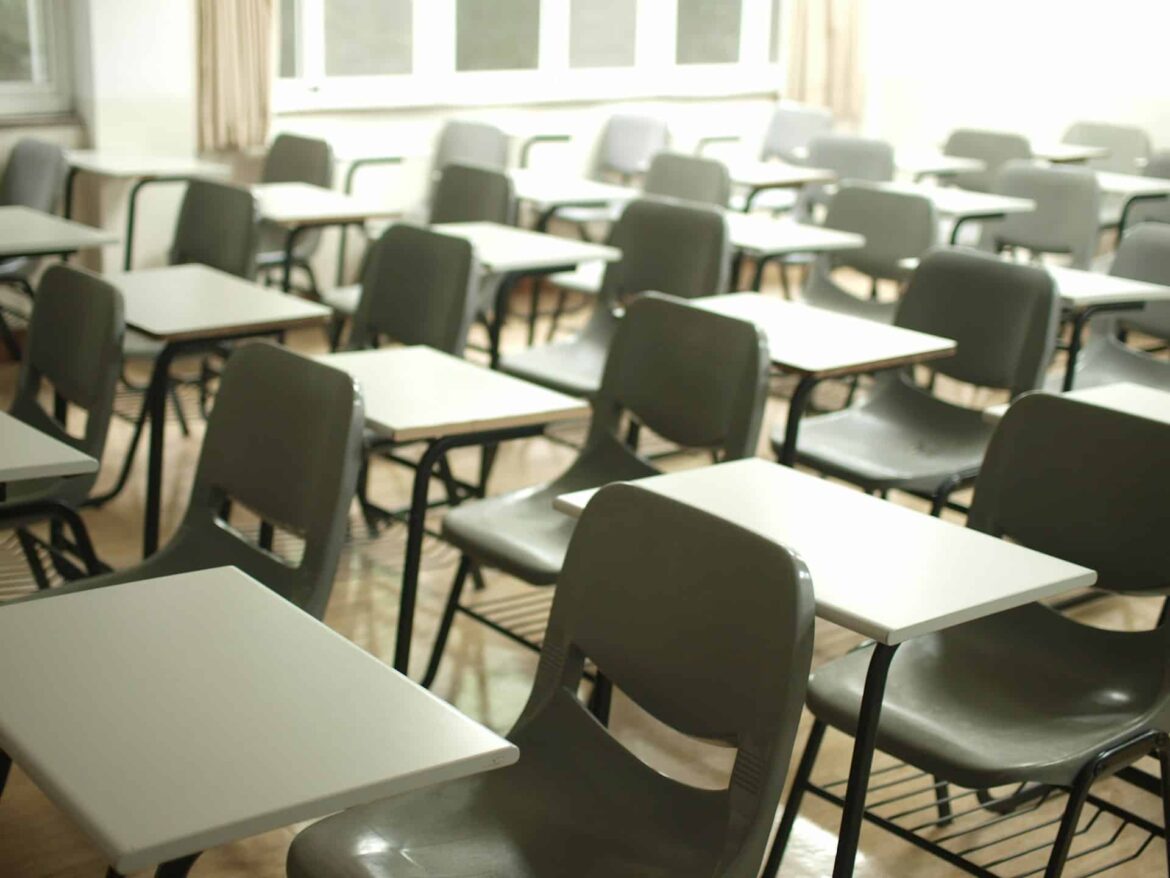 Tische und Stühle in einer Schule