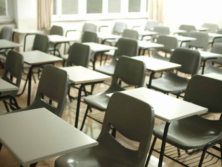 Tische und Stühle in einer Schule