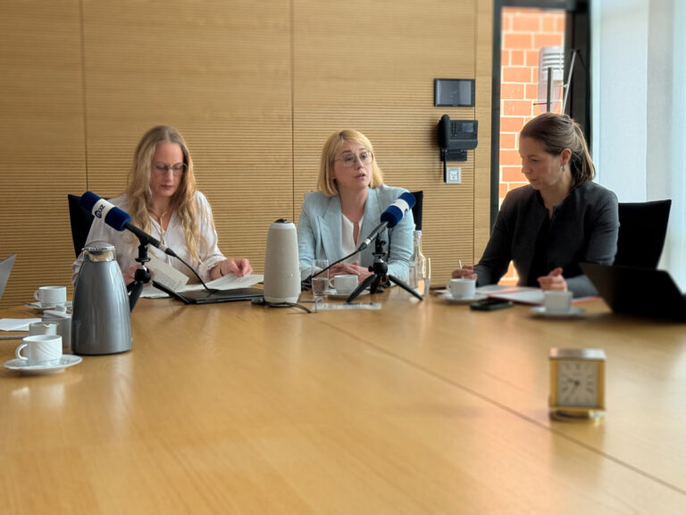 Landrätin Anna Kebschull, Oberbürgermeisterin Katharina Pötter und Prof. Dr. Susanne Menzel-Riedl, Präsidentin der Uni Osnabrück