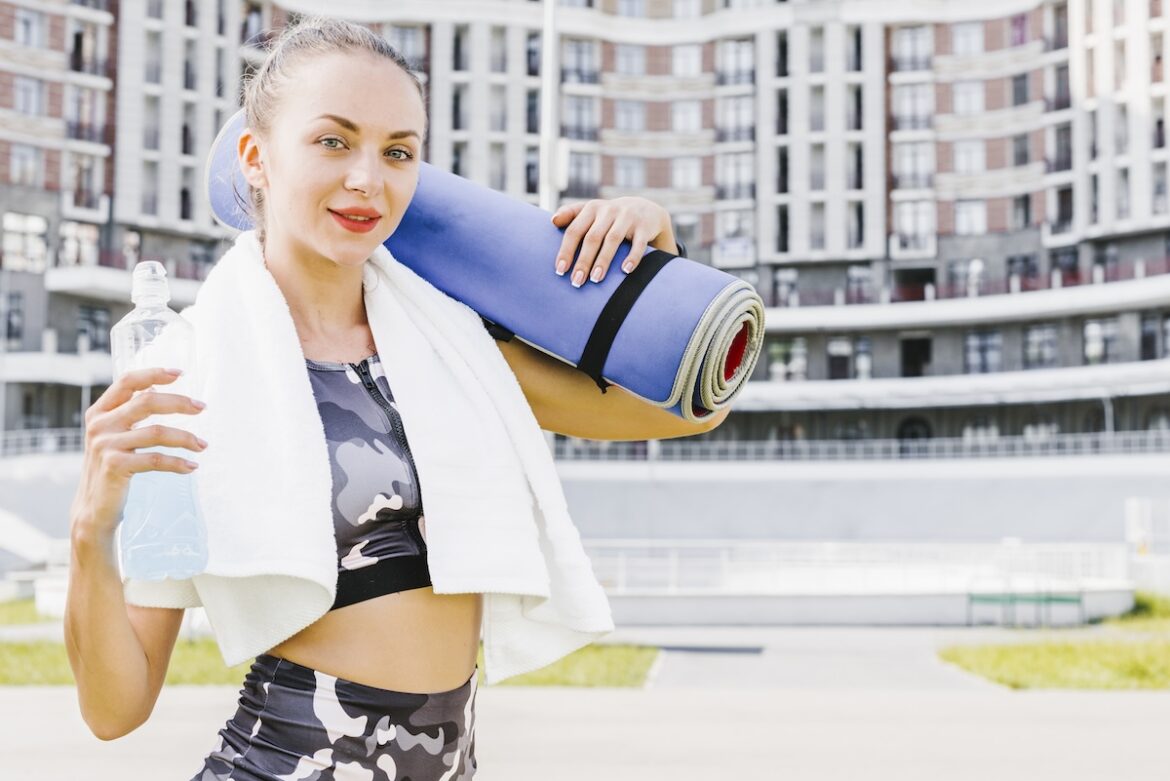 Frau mit Gymnastikmatte