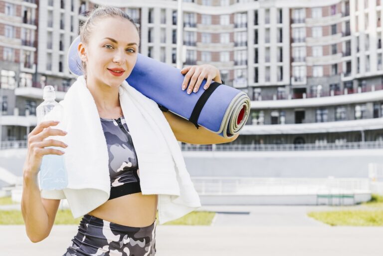 Frau mit Gymnastikmatte
