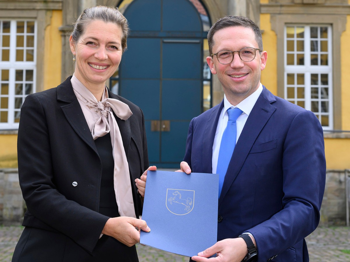 Prof. Dr. Susanne Menzel-Riedl und Falko Mohrs. / Foto: Hermann Pentermann