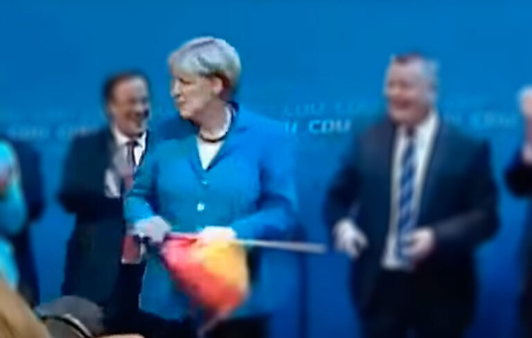 Angela Merkel wirft Deutschlandfahne weg (22.09.2013)