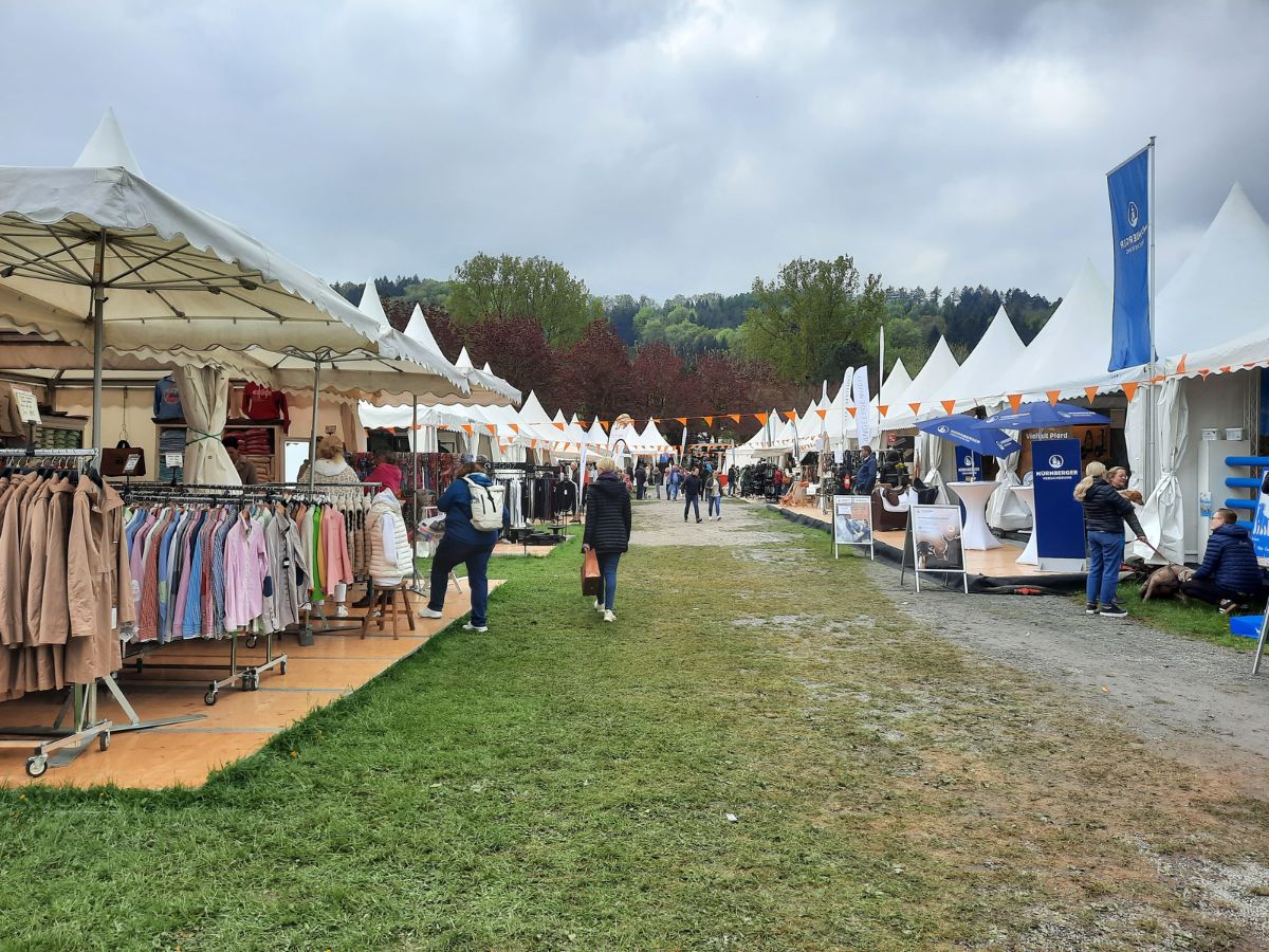 "Einkaufsmeile" bei Horses and Dreams