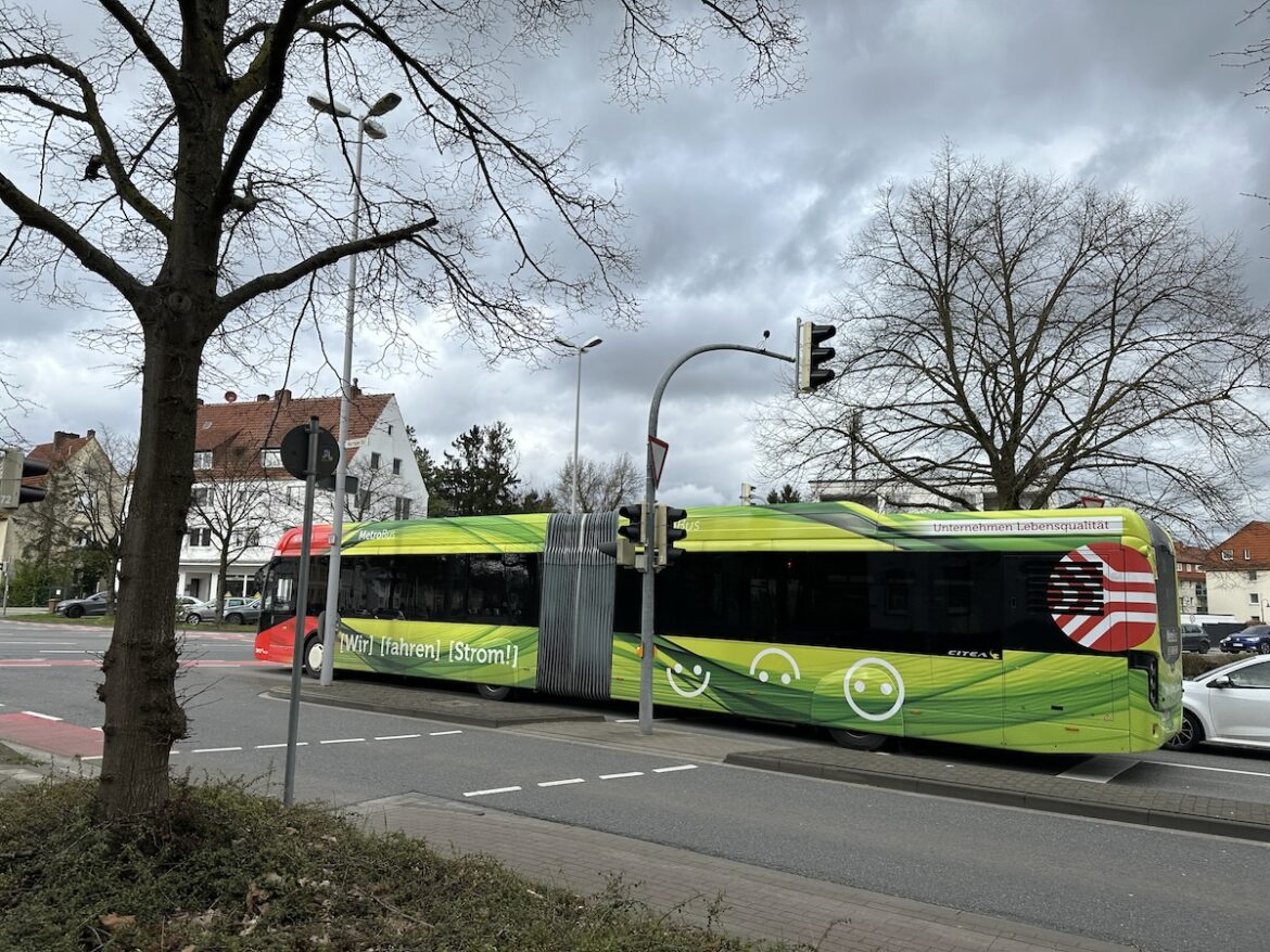 Metrobus der Linie M2 am Eversburger Platz
