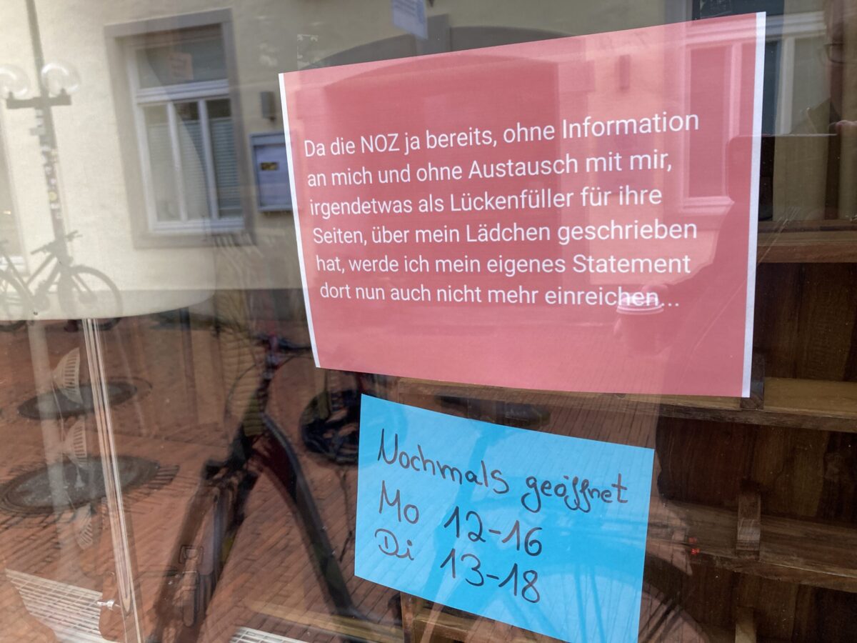 „Mint & Zimt“ in der Osnabrücker Altstadt hat geschlossen – Inhaberin kritisiert Berichterstattung Kritik im Schaufenster bei „Mint & Zimt“. / Foto: Dominik Lapp