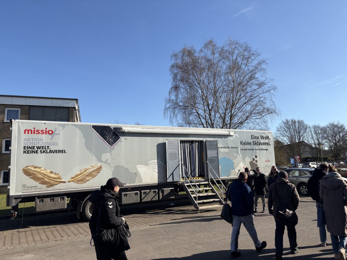 Ausstellung über moderne Sklaverei: Osnabrücker Schüler besuchen Missio-Truck