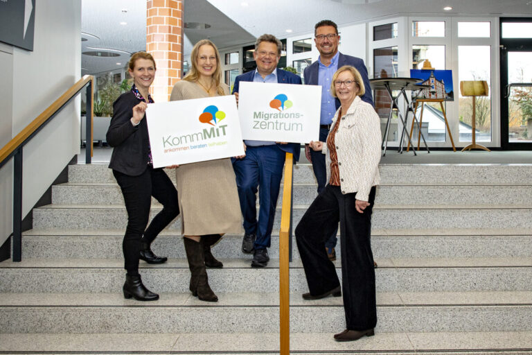 Minister Dr. Andreas Philippi informierte sich bei seinem Besuch im Migrationszentrum der MaßArbeit über die Integrationsarbeit im Landkreis Osnabrück. Die Bereichsleiterin Migration der MaßArbeit, Nadine Nuxoll, Landrätin Anna Kebschull,  MaßArbeit-Vorstand Lars Hellmers und die Leiterin des Migrationszentrums, Andrea Börgeling gaben dem Minister einen Einblick in die Arbeit des Migrationszentrums. / Foto: Miriam Loeskow-Bücker