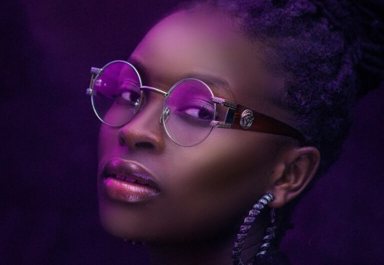 Bei den modischen Accessoires darf eine trendige Brille nicht fehlen.