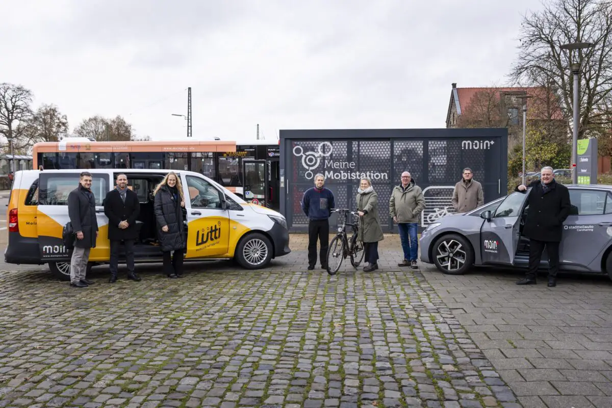 Der On-Demand-Verkehr „Lütti“, Mobilstationen, neue Buslinien und Carsharing: Mit MOIN+ wurden viele neue Angebote im Landkreis Osnabrück erfolgreich getestet. Im Rahmen einer Pressekonferenz wurden die Ergebnisse des Projekts in Bohmte von Landrätin Anna Kebschull, Marcel Paul (Projektleiter Moin+, Landkreis Osnabrück - Bildmitte) und Sarah Born (Projektleiterin Moin+ PlaNOS - Bildmitte) vorgestellt.