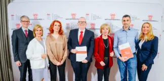 Verleihung des Motivationspreises mit (von links) Dr. Michael Brinkmeier (Vorstand), Dr. Brigitte Mohn (Kuratoriumsvorsitzende), Monica Lierhaus, Dr. Peter Sczeczekalla, Stifterin Liz Mohn, Ralf Illing (Preisträger, Ulm) und Sylvia Strothotte (Stellvertr. Vorstand Schlaganfall-Hilfe) / Foto: Besim Mazhiqi