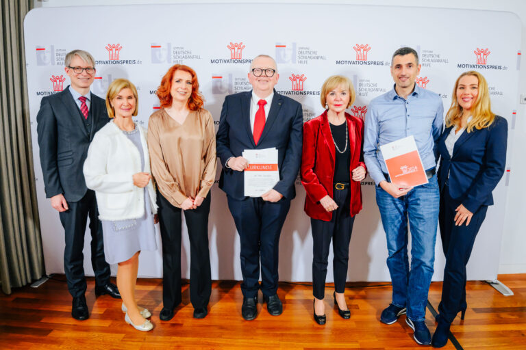Verleihung des Motivationspreises mit (von links) Dr. Michael Brinkmeier (Vorstand), Dr. Brigitte Mohn (Kuratoriumsvorsitzende), Monica Lierhaus, Dr. Peter Sczeczekalla, Stifterin Liz Mohn, Ralf Illing (Preisträger, Ulm) und Sylvia Strothotte (Stellvertr. Vorstand Schlaganfall-Hilfe) / Foto: Besim Mazhiqi