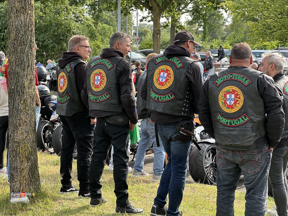 Diese portugiesischen Rocker eskortierten den Mannschaftsbus bis ins Hotel im Kreius Gütersloh 