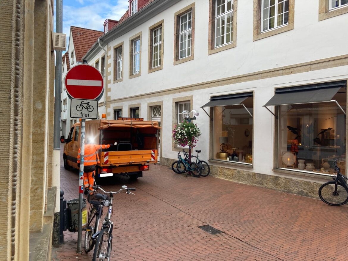 Müllauto in der Osnabrücker Altstadt. / Foto: Dominik Lapp