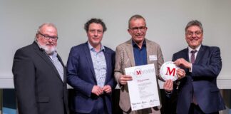 Norbert Niedernostheide vom Museum am Schölerberg bekommt das Museumsgütesiegel überreicht. Von links nach rechts: Dr. Rolf Wiese, Dr. Johannes Janssen, Norbert Niedernostheide, Prof. Joachim Schachtner.