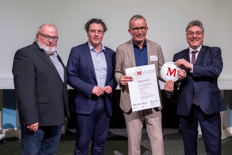 Norbert Niedernostheide vom Museum am Schölerberg bekommt das Museumsgütesiegel überreicht. Von links nach rechts: Dr. Rolf Wiese, Dr. Johannes Janssen, Norbert Niedernostheide, Prof. Joachim Schachtner.