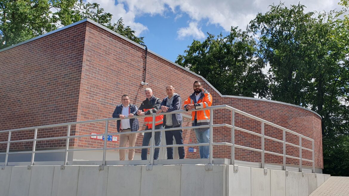 Der neue Wasserhochbehälter in Lüstringen ist fertig und am Netz. Unser Foto zeigt (v.l.n.r.) Tino Schmelzle (Geschäftsführer SWO Netz), René Wichmann, Frank Hörnschemeyer und Ibrahim Badawi aus dem Projektteam der SWO Netz. / Foto: Stadtwerke Osnabrück, Sebastian Philipp).